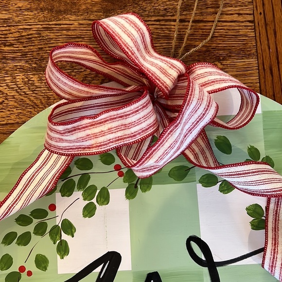 LIKE NEW GREEN PLAID ‘W’ DOOR CHRISTMAS HANGER WITH REMOVABLE BOW - Picture 3 of 8